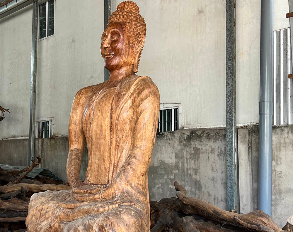 Phần thân bàng đá được chạm khắc thành hình tượng Phật và con hổ...Ảnh: Vietnamnet