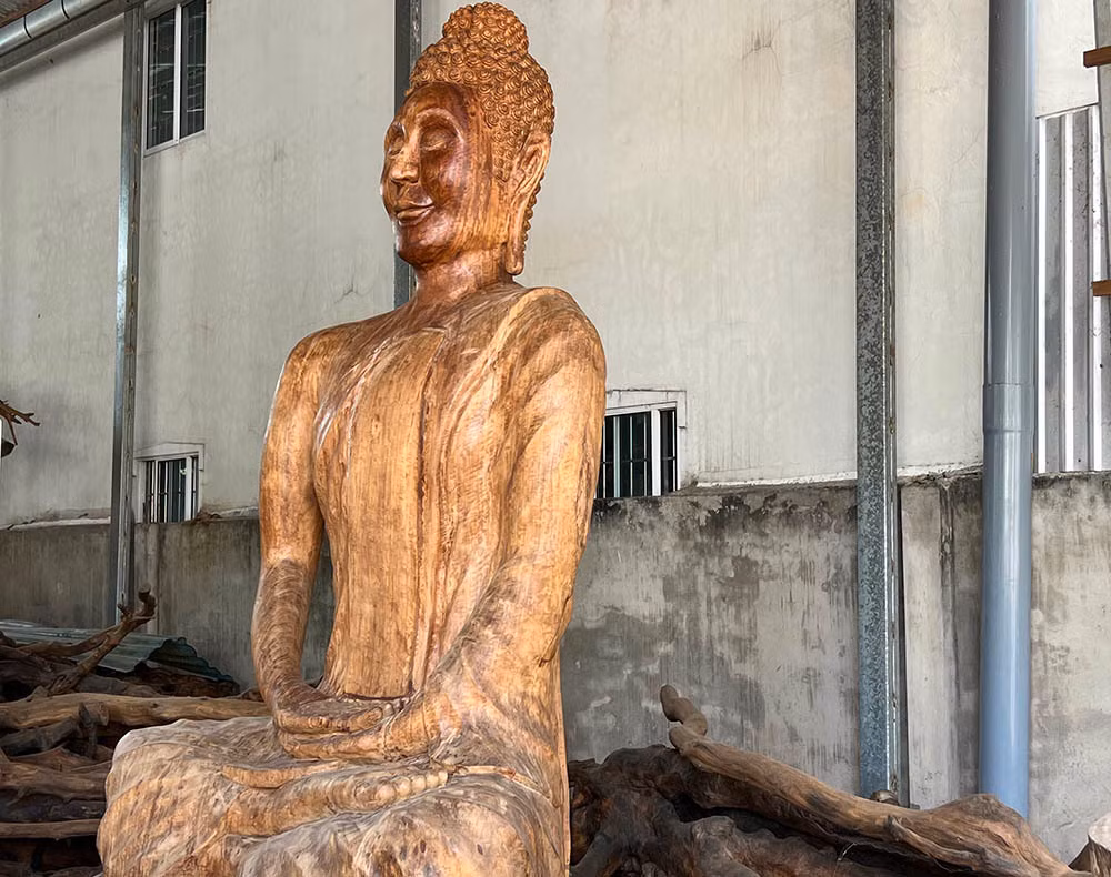 Phần thân bàng đá được chạm khắc thành hình tượng Phật và con hổ...Ảnh: Vietnamnet