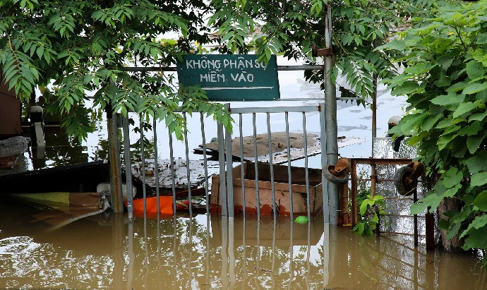 Nước dâng cao khiến khu rèn luyện thể thao tại bãi giữa phải ngừng hoạt động.