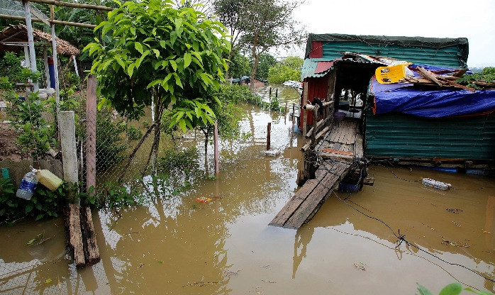Nước lên quá cao lấn sâu vào phần bờ đẩy chiếc bè trôi xa.