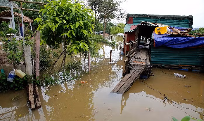 Nước lên quá cao lấn sâu vào phần bờ đẩy chiếc bè trôi xa.