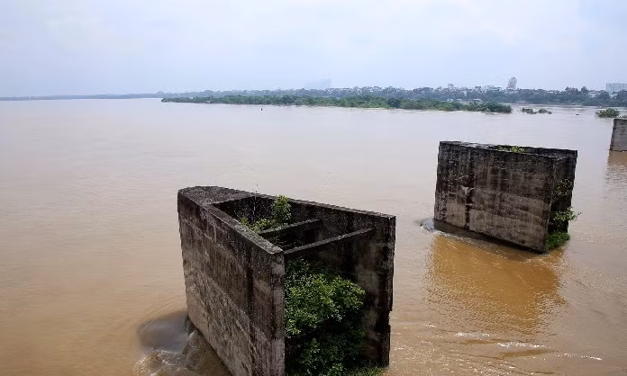Lòng sông Hồng mở rộng do mực nước lên cao, các kết cấu bê tông chắn sóng cho trụ cầu Long Biên tạo ra những dòng chảy mạnh và xoáy.