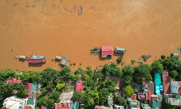 Hình ảnh nước sông Hồng dâng cao gây ngập lụt nhiều nơi ở Hà Nội Hinh anh nuoc song Hong dang cao gay ngap lut nhieu noi o Ha Noi
