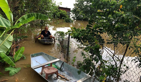 Vườn tược bị ngập, người dân tại các vùng ven sông đã phải dùng thuyền để di chuyển.