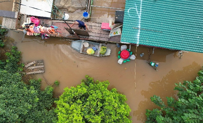 Trong ảnh là một người dân đang thu xếp đồ đạc và gia cố cho chiếc bè ven sông, địa phận phường Ngọc Thụy (Long Biên, TP Hà Nội).