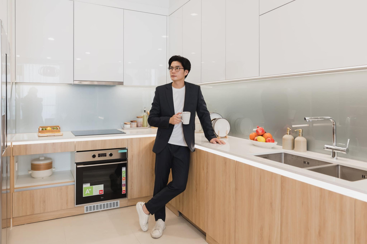 Huy Trần cho biết bản thân anh cũng đang nghĩ về một tổ ấm đầy cảm xúc, với những ngày đứng tại không gian bếp của chính mình, chăm chút nấu món ngon cho người mình yêu thương. Ảnh: FB Huy Trần