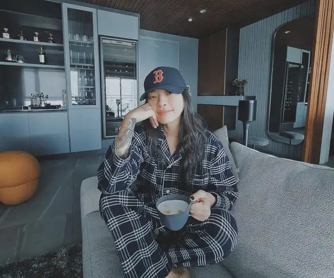 Phòng khách bày biện nội thất tinh tế, sang trọng. Ảnh: FBNV