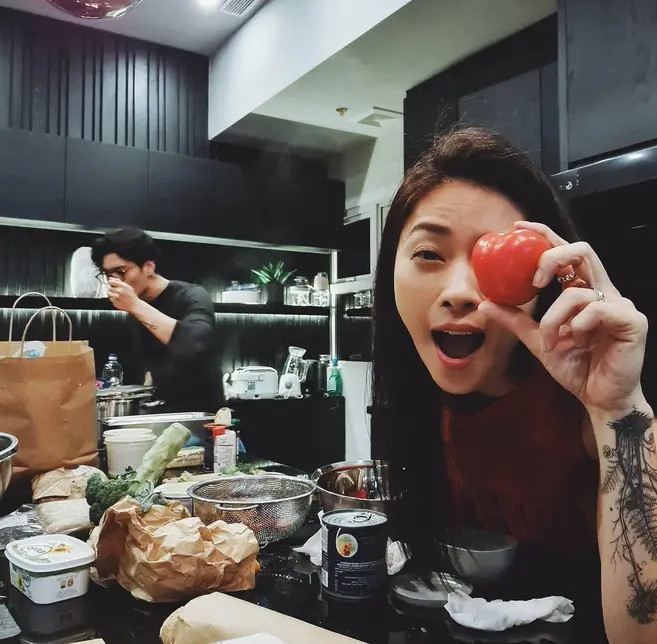 Không gian bên trong căn hộ rộng rãi với tông màu chủ đạo là xám - đen. Ảnh: FBNV