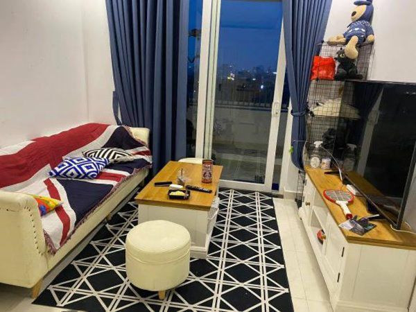 Phòng khách nhỏ gọn, đơn giản đến bất ngờ. Ảnh: FBNV