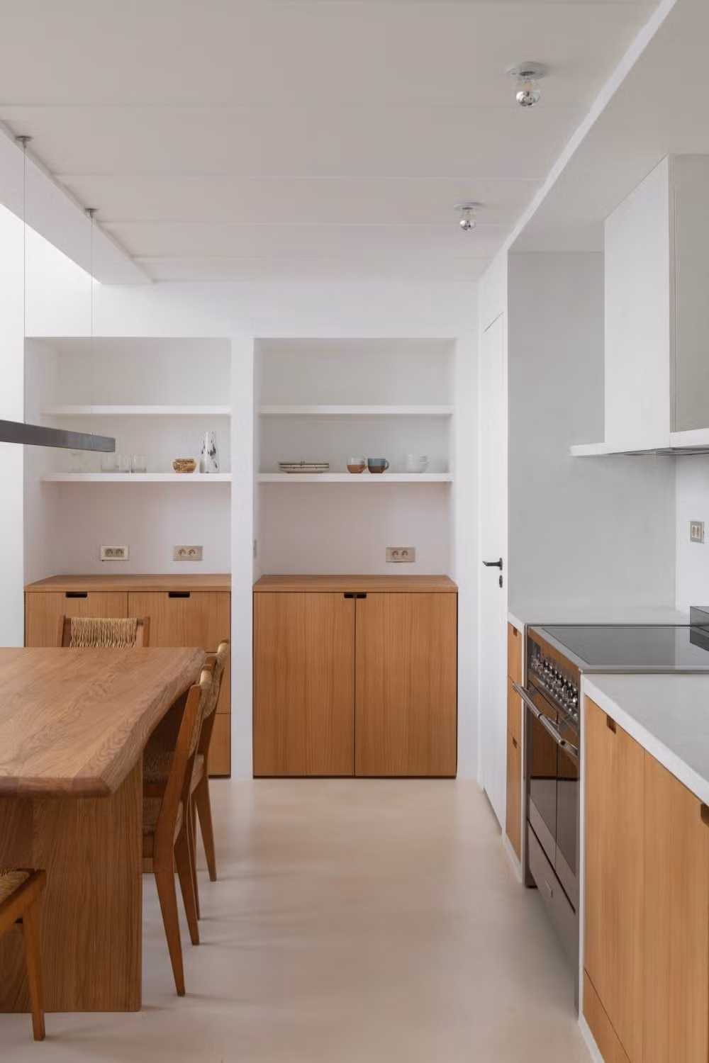 Là căn hộ thông tầng nên không gian phòng khách vô cùng thoáng, sáng sủa. Nội thất cũng được lựa chọn với gam màu sáng theo gam màu chủ đạo. Mọi thiết kế bàn trà, ghế sofa đều không phải là kiểu cách phức tạp cầu kỳ. Song khi đặt chúng lại với nhau bạn sẽ cảm thấy có một sự trật tự, ngăn nắp trong cách sắp xếp.