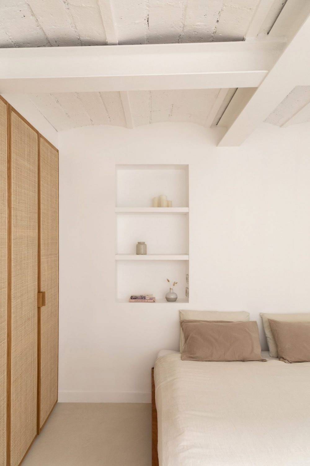 Bên trong phòng ngủ, giường ngủ là món nội thất hiếm hoi xuất hiện ở giữa căn phòng. Tủ quần áo có thiết kế âm tường với cửa được làm từ chất liệu mây đan, góp phần đem đến sự thoải mái, dễ chịu ngay khi bước chân vào phòng ngủ.