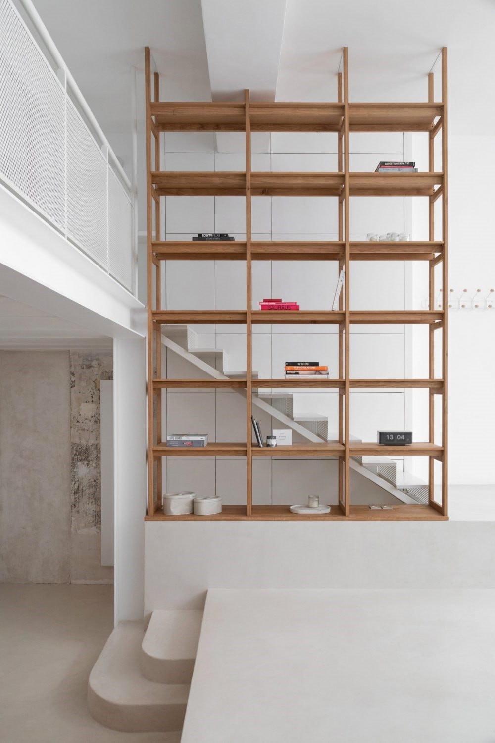 Tầng trên là không gian phòng ngủ. Cửa kính khung gỗ được dùng cho phòng ngủ để ngay khi đứng trong phòng, gia chủ vẫn có thể nhìn được toàn bộ không gian căn hộ.