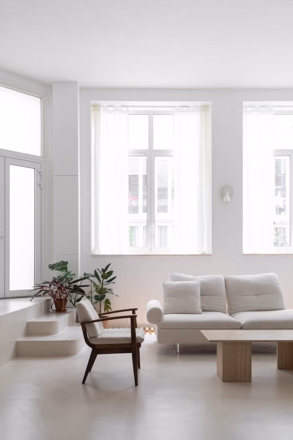 Vách ngăn rất hạn chế được sử dụng trong các thiết kế căn hộ thông tầng, thay vào đó là sử dụng kệ, giá sách để phân chia không gian. Giá sách cỡ lớn với mỗi ngăn đều có diện tích không nhỏ đáp ứng nhu cầu lưu trữ, trưng bày, đảm bảo không cản tầm nhìn trong căn hộ.