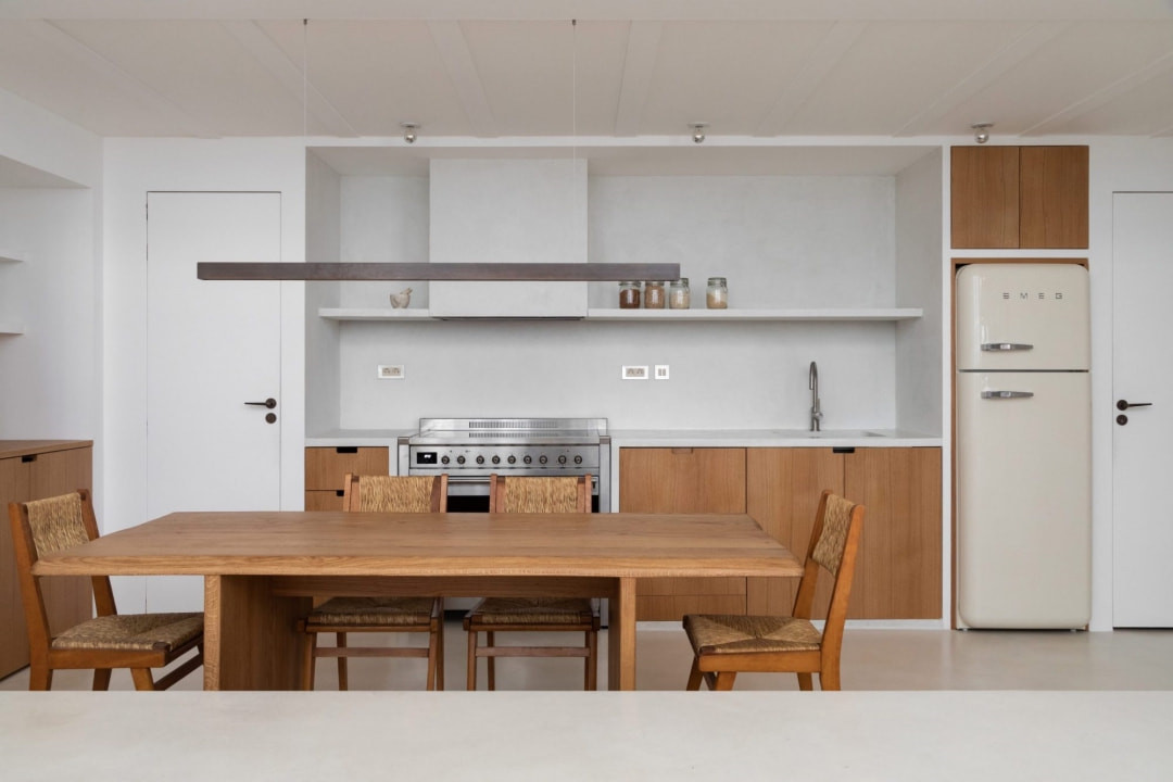 Mọi thứ bên trong căn bếp được thiết kế theo tiêu chí đơn giản của căn hộ. Bàn ăn hay tủ bếp đều có thiết kế cơ bản. Kệ mở quanh khu vực nhà bếp cung cấp không gian lưu trữ và trưng bày cho người sử dụng.