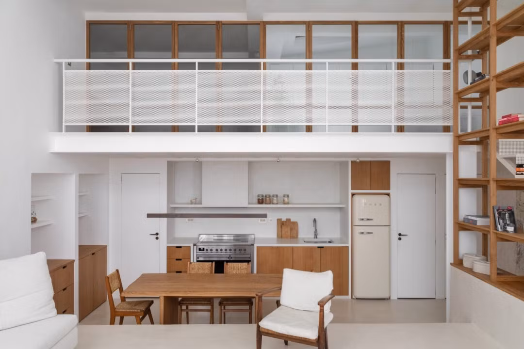 Nhà bếp là khu vực đầu tiên bạn thấy khi đặt chân vào bên trong căn hộ. Toàn bộ không gian đều sử dụng gam màu trắng chủ đạo và chất liệu gỗ tự nhiên. Sự kết hợp ăn ý này đã mang đến vẻ đẹp nhẹ nhàng, thoải mái cho toàn bộ căn bếp.