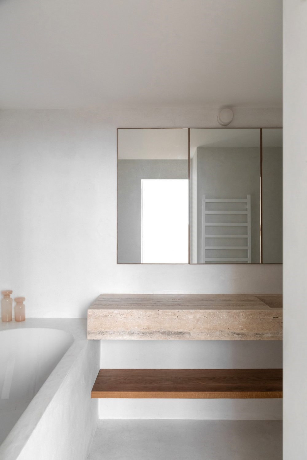 Chẳng ngạc nhiên gì khi nhà tắm có thiết kế rất cơ bản để đáp ứng nhu cầu sử dụng. Tuy nhiên chính bởi kết cấu mở, tối giản này lại khiến người dùng cảm thấy được thả lỏng, thư giãn khi sử dụng.