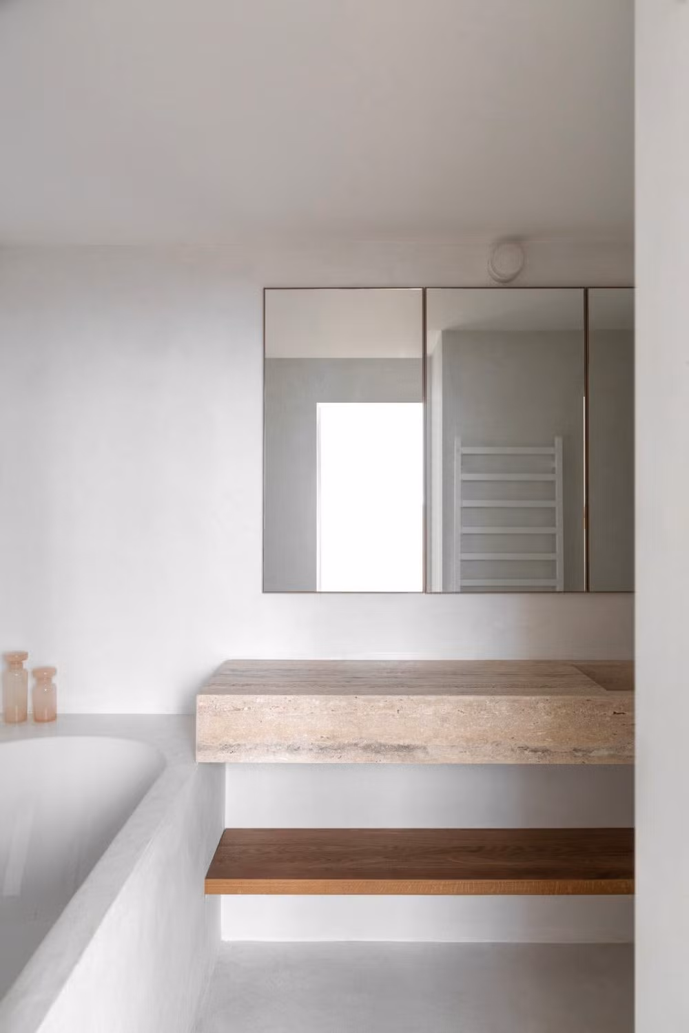 Chẳng ngạc nhiên gì khi nhà tắm có thiết kế rất cơ bản để đáp ứng nhu cầu sử dụng. Tuy nhiên chính bởi kết cấu mở, tối giản này lại khiến người dùng cảm thấy được thả lỏng, thư giãn khi sử dụng.