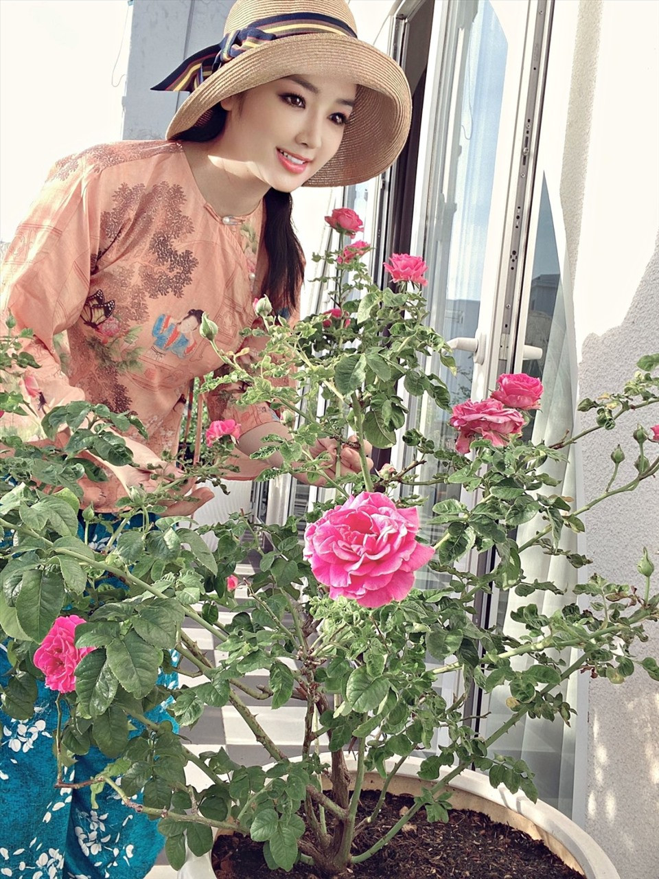 Ngoài ra, nàng hậu còn trồng đủ các loại hoa, nhiều nhất là hoa hồng leo, toả hương thơm ngát.