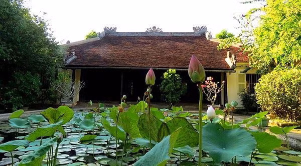 Chủ thể là một ngôi nhà rường nằm ở trung tâm khu vườn, rộng 135 m2. Ảnh: Huesmiletravel