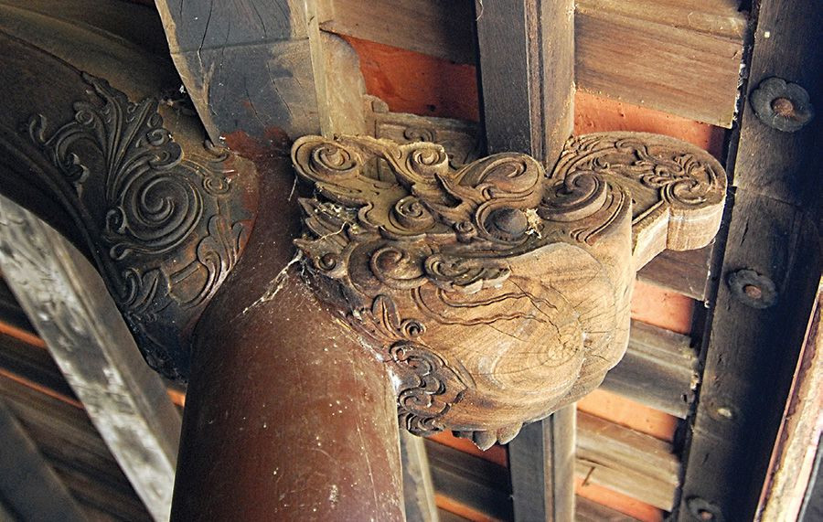 Kèo hiên được chạm trổ tinh tế. Ảnh: Tcnhadep