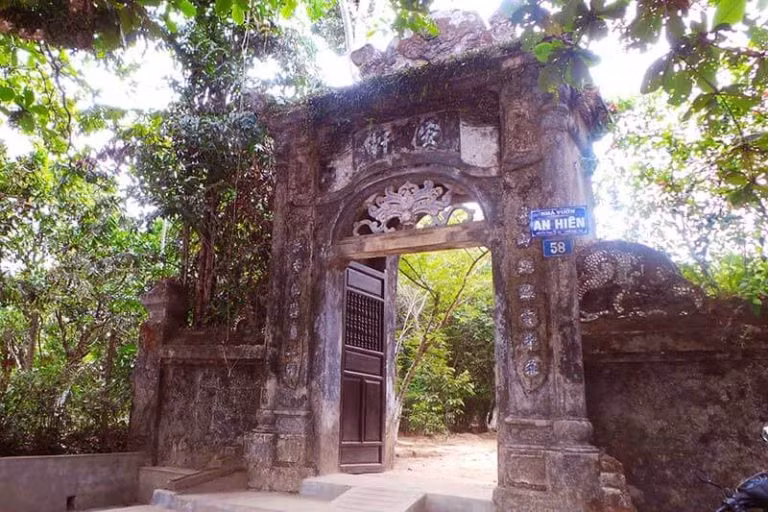 Mang kiến trúc nhà vườn xứ Huế, công trình rộng tới gần 5.000 m2, quay hướng chính về phía sông Hương. Ảnh: Huesmiletravel