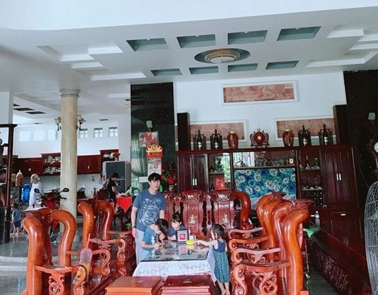 Bộ bàn ghế bằng gỗ quý tại phòng khách. Ảnh: Blogtamsu