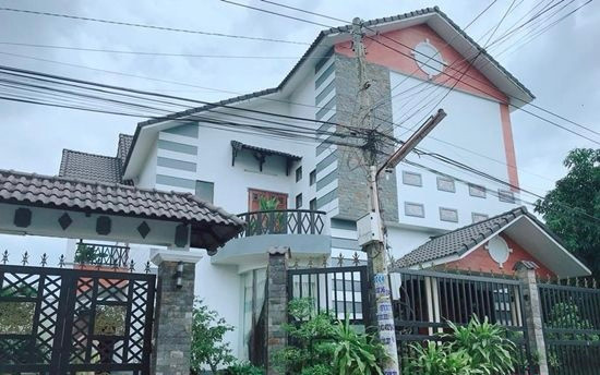 Nhìn từ ngoài có thể thấy được độ rộng không phải dạng vừa. của ngôi nhà. Ảnh: 2sao