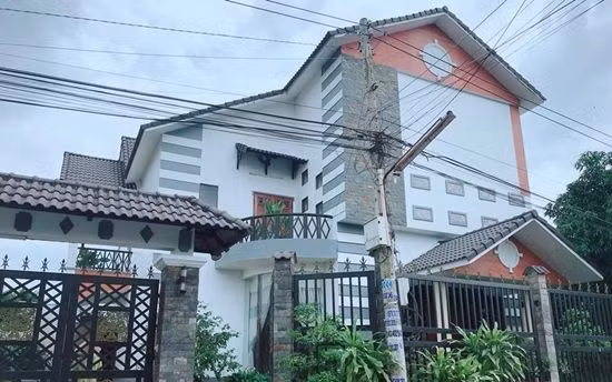 Nhìn từ ngoài có thể thấy được độ rộng không phải dạng vừa. của ngôi nhà. Ảnh: 2sao