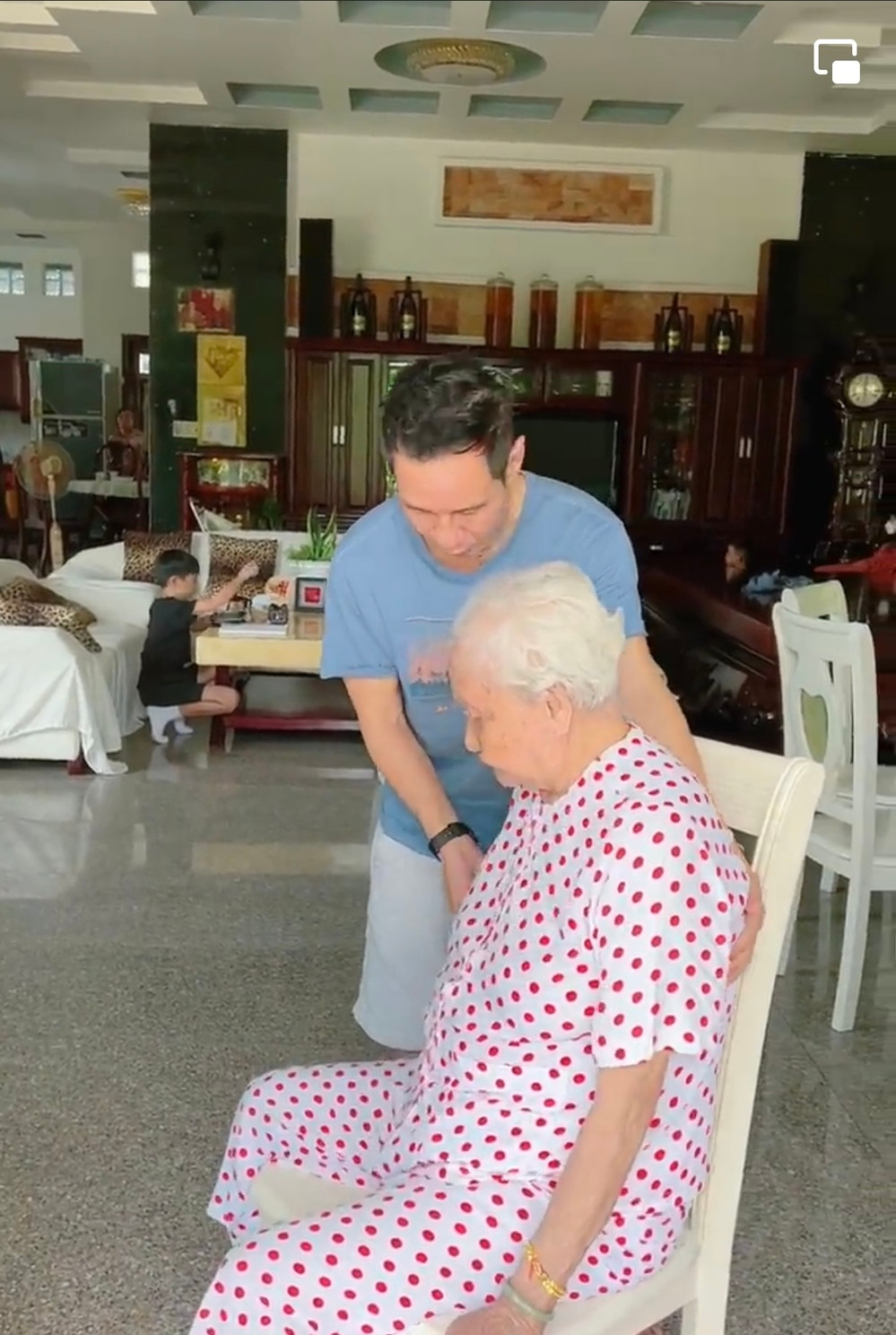 Nội thất bên trong toàn bộ là gỗ cao cấp mang vẻ đẹp cổ điển phù hợp với sở thích người lớn tuổi. Ảnh: FB Ly Hai Minh Ha