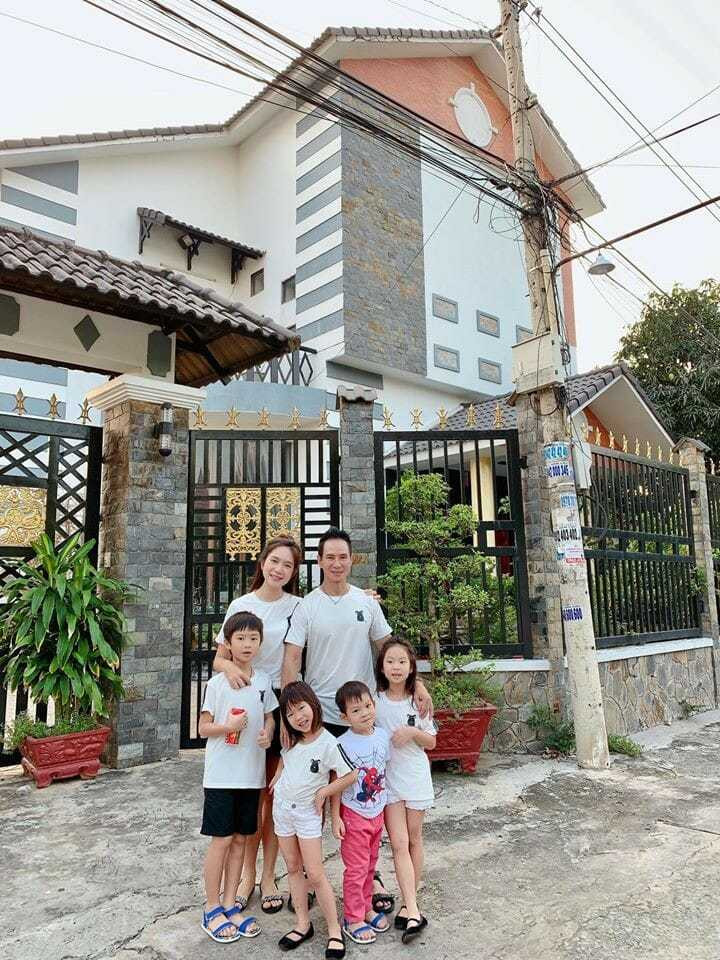 Căn nhà khang trang tọa lạc trên một mảnh đất khá rộng rãi. Ảnh: Dân Việt