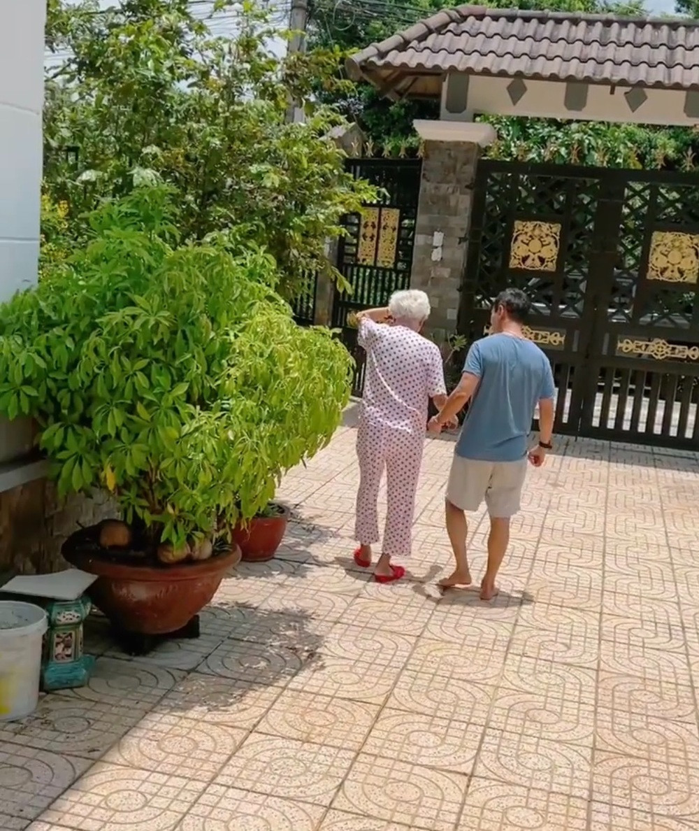 Ngôi nhà của Lý Hải có khoảng sân vườn lớn trồng cây xanh và các khóm hoa nhỏ. Ảnh: FB Ly Hai Minh Ha