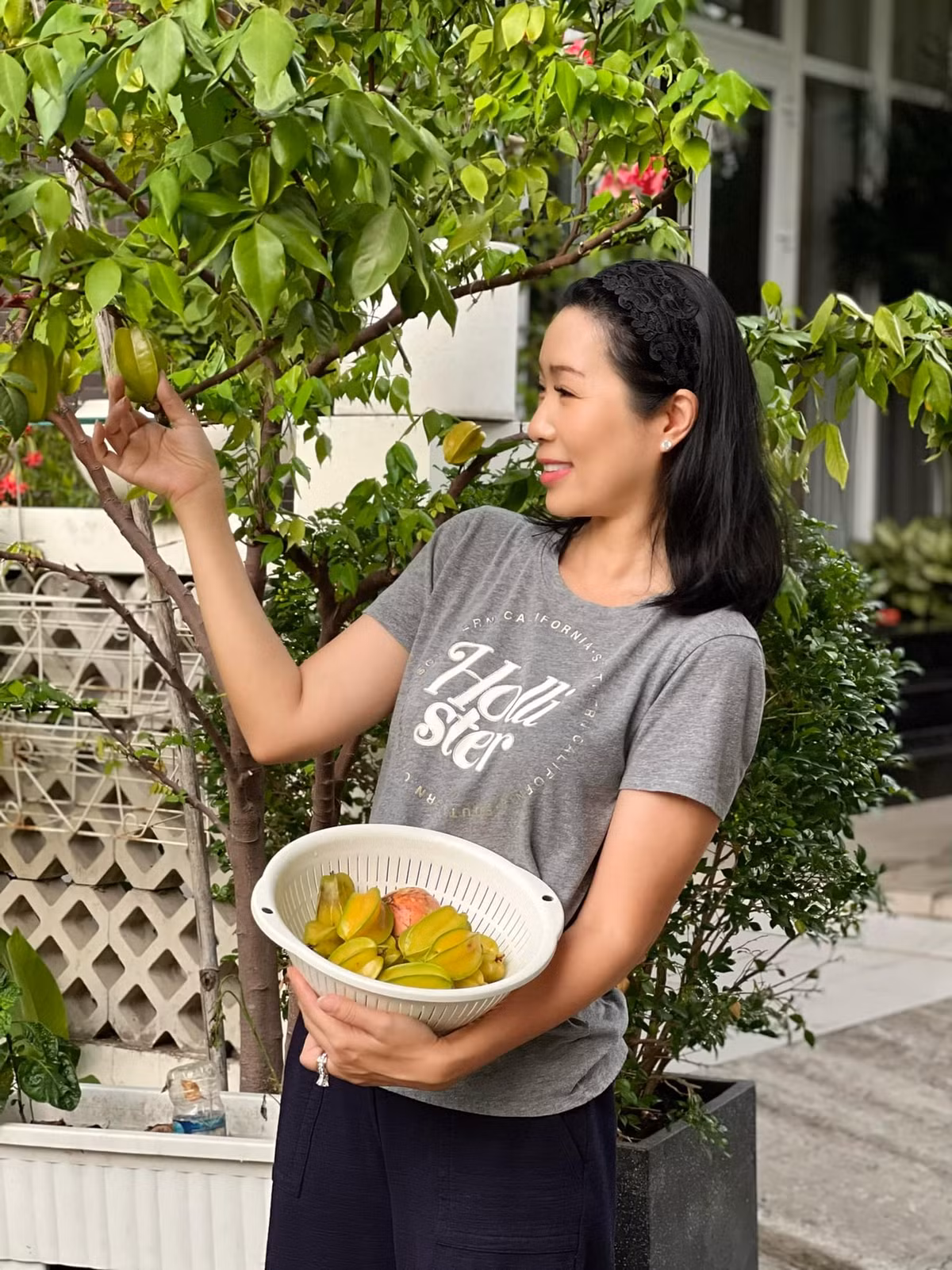 Mới đây, nữ nghệ sĩ chia sẻ loạt ảnh thu hoạch trái cây trong vườn.