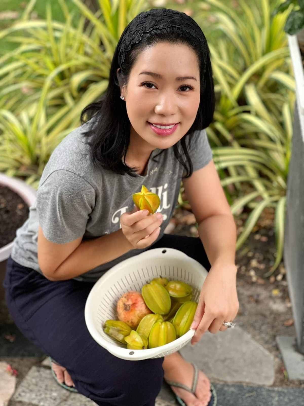 NSƯT Trịnh Kim Chi hào hứng khoe thành quả thu hái được trong vườn.