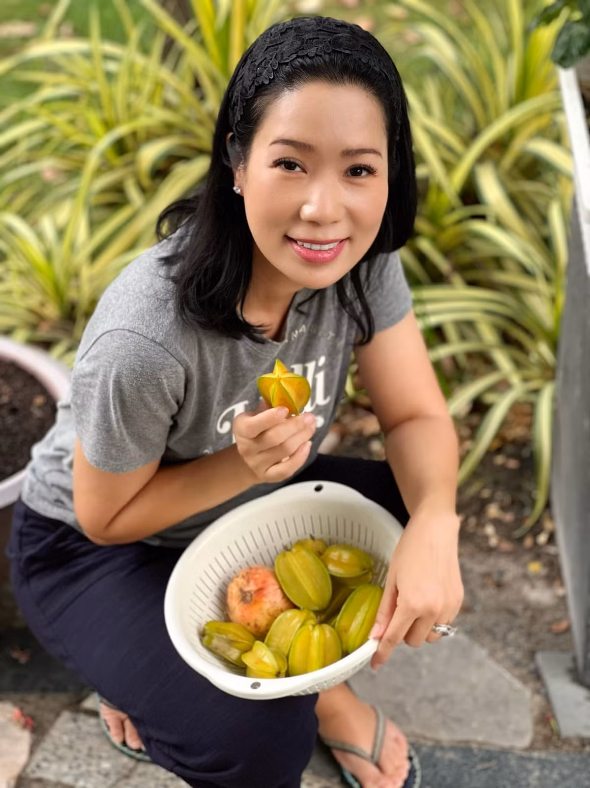 NSƯT Trịnh Kim Chi hào hứng khoe thành quả thu hái được trong vườn.