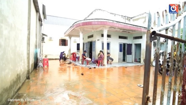 Trước đó, nam cầu thủ từng tiết lộ, căn nhà cũ cả gia đình đang ở xuống cấp nghiêm trọng. Ảnh: FB Dụng Quang Nho