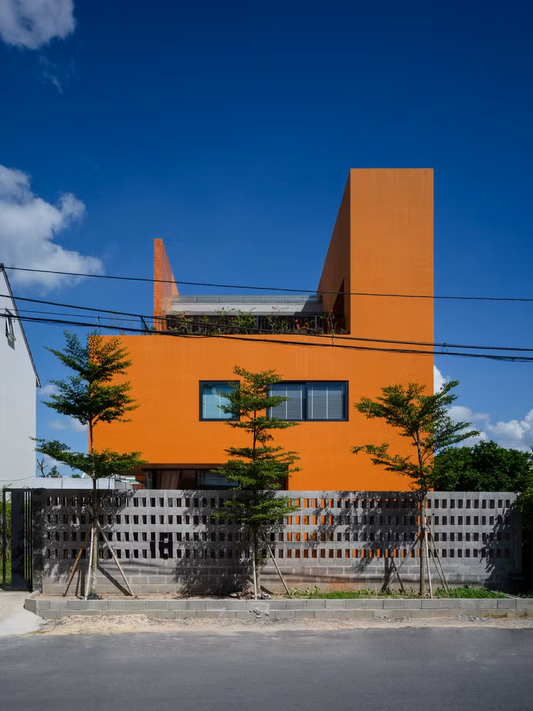 Bên cạnh đo, nhóm thiết kế còn sử dụng gạch ngói được làm từ đất sét để ốp phần tường cũng như phần nền khu vực hành lang.