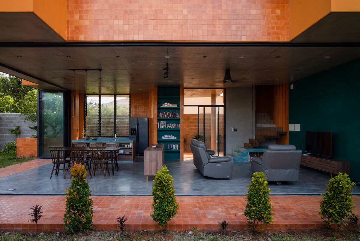 Không gian sinh hoạt chung được mở rộng tối đa nhờ hệ thống cửa kính dạng xếp linh hoạt.