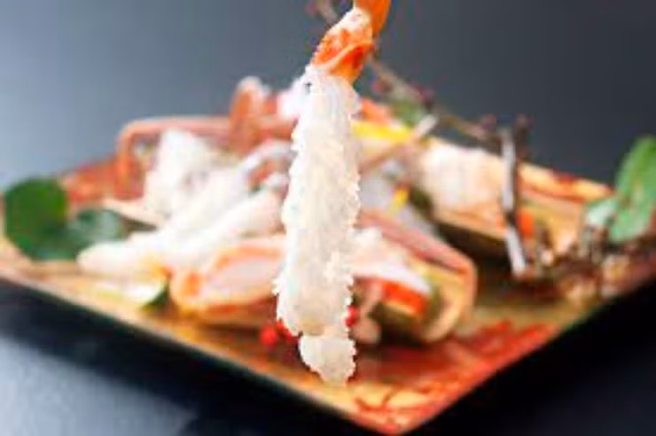 Điều thú vị là ít ai biết rằng, cua tuyết trước kia từng chỉ được dùng làm đồ ăn nhẹ cho trẻ em. Thậm chí khi không được tiêu thụ hết, chúng còn được dùng để làm… phân bón.