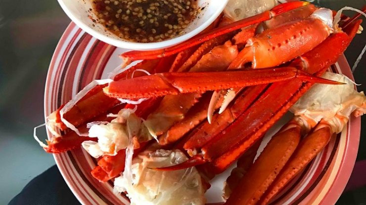 Cứ vào mùa đông, các thị trấn suối nước nóng nằm dọc Biển Nhật Bản sẽ đưa cua tuyết trở thành tâm điểm trong các bữa ăn phục vụ ở lữ quán.