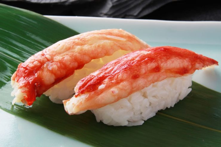 Chỉ cho đến năm 1962, khi 1 nhà hàng ở Nhật Bản giới thiệu món cua tuyết tươi thì món ăn độc đáo này mới chính thức trở nên phổ biến, dần dần được yêu thích rộng rãi trên khắp xứ sở hoa anh đào.