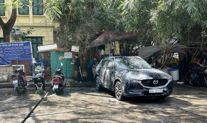 Dù giá tăng cao nhưng hầu hết khách hàng đều chấp nhận bởi ngày Tết ai cũng muốn du xuân với chiếc xe mới mẻ, sạch sẽ. Ảnh: Zing