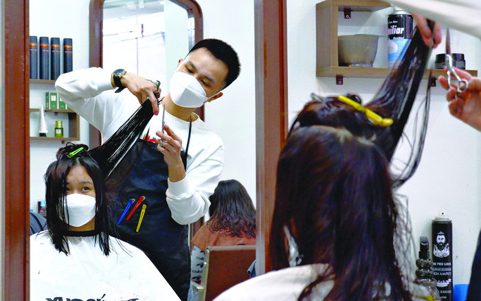 Không riêng rửa xe, trong ngày 30 Tết, dịch vụ làm đẹp như cắt tóc, gội đầu...cũng tăng gấp đôi so với ngày thường. Ảnh: Phunuvietnam