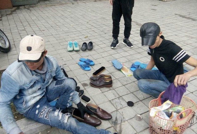 Nếu ngày thường dịch vụ đánh giày dạo chỉ khoảng 10.000 đồng/ đôi thì ngày 30 Tết giá được đẩy lên khoảng 20.000 - 30.000 đồng/đôi. Ảnh: Dân trí