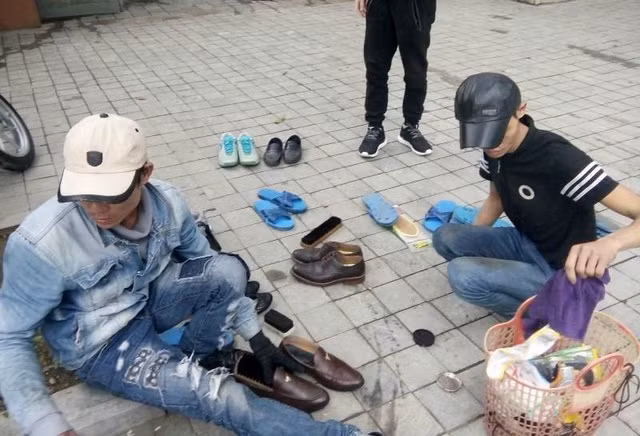 Nếu ngày thường dịch vụ đánh giày dạo chỉ khoảng 10.000 đồng/ đôi thì ngày 30 Tết giá được đẩy lên khoảng 20.000 - 30.000 đồng/đôi. Ảnh: Dân trí