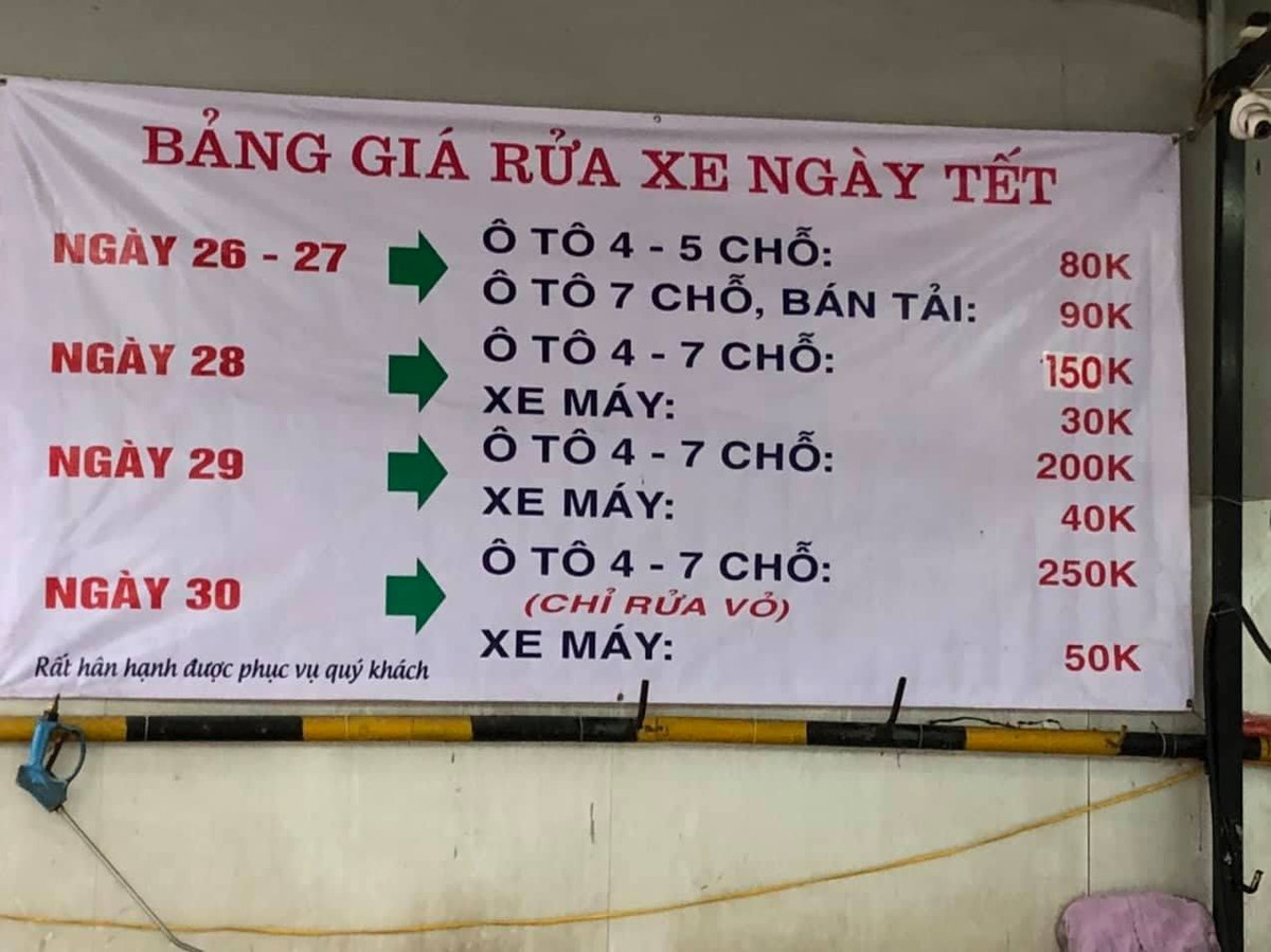 Giá dịch vụ rửa xe ô tô ngày 30 Tết tại một số nơi thậm chí còn gấp 4 lần ngày thường, lên mức lên mức 200.000 đồng- 250.000 đồng/xe. Ảnh: Hà nội mới