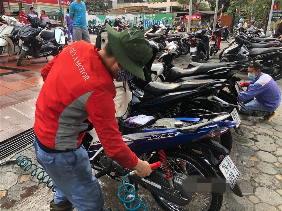 Dù tăng giá song tại Hà Nội, hầu hết các cửa hàng đều chật kín khách. Ảnh: Lao động