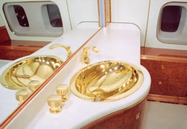 Đội bay phục vụ Tổng thống Putin gồm 4 chuyên cơ vì lý do đảm bảo an ninh cho người đứng đầu chính phủ. Thông thường, trước mỗi chuyến công du của Tổng thống Nga, cả 4 máy bay này đều được đặt trong tình trạng sẵn sàng cất cánh. Ảnh: CEN