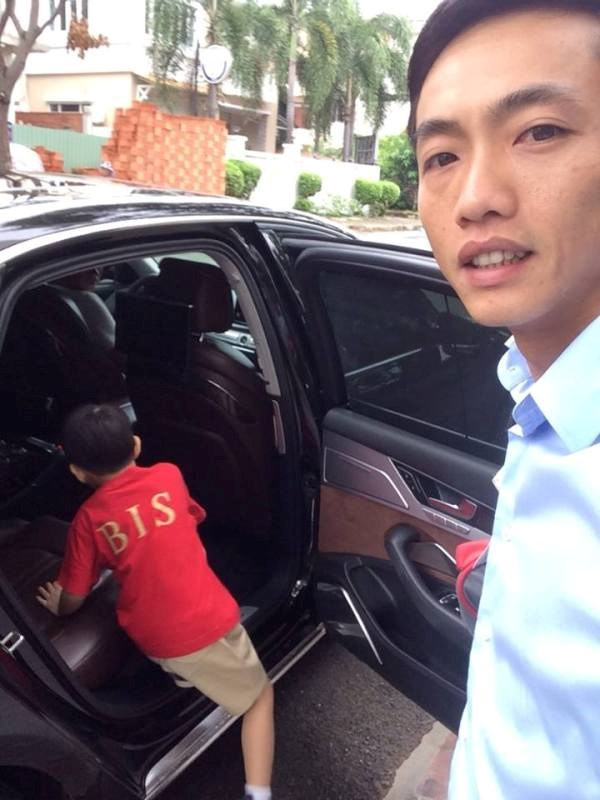 Dù công việc kinh doanh vô cùng bận rộn nhưng Cường Đô La vẫn luôn dành thời gian chơi cùng, chăm sóc chu đáo cho hai con Subeo và Suchin. Ảnh: Internet