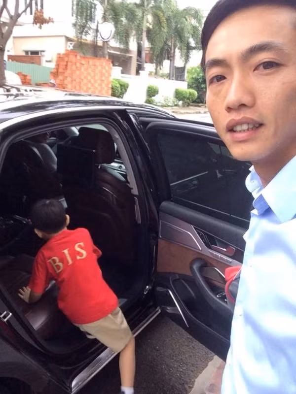 Dù công việc kinh doanh vô cùng bận rộn nhưng Cường Đô La vẫn luôn dành thời gian chơi cùng, chăm sóc chu đáo cho hai con Subeo và Suchin. Ảnh: Internet