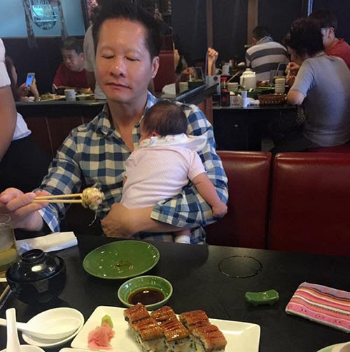 Khi đi ăn, đi chơi hay ở nhà, đại gia Đức An đều giúp vợ chăm sóc con gái. Ảnh: FBNV